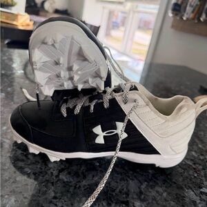 Youth Under Armour Kids' Black & White Cleats Size 5.5Y Baseball/Softball Spikes